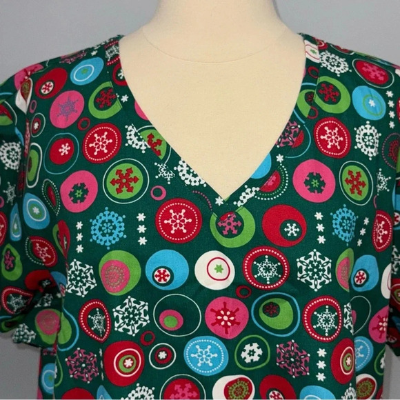 NWT SB Scrubs Christmas Print Scrub Top Size 2X Cotton Emerald Green Holiday - Picture 4 of 6